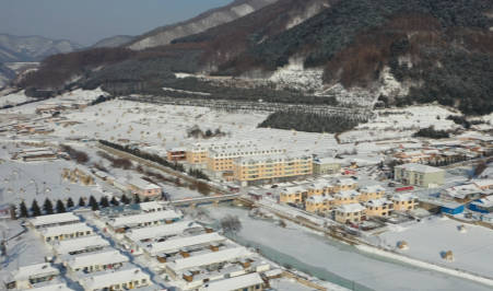 晨霜染就山乡新韵